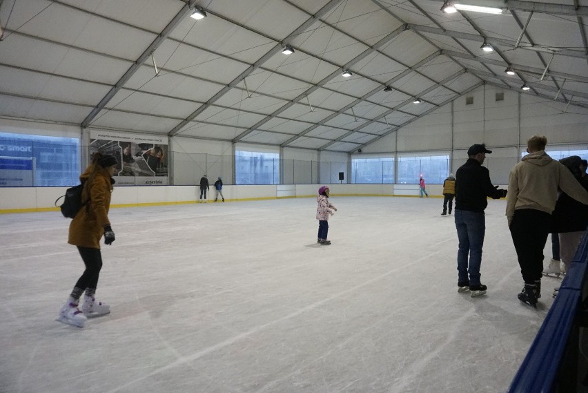 W ten weekend zainaugurowało sezon lodowisko obok stadionu...