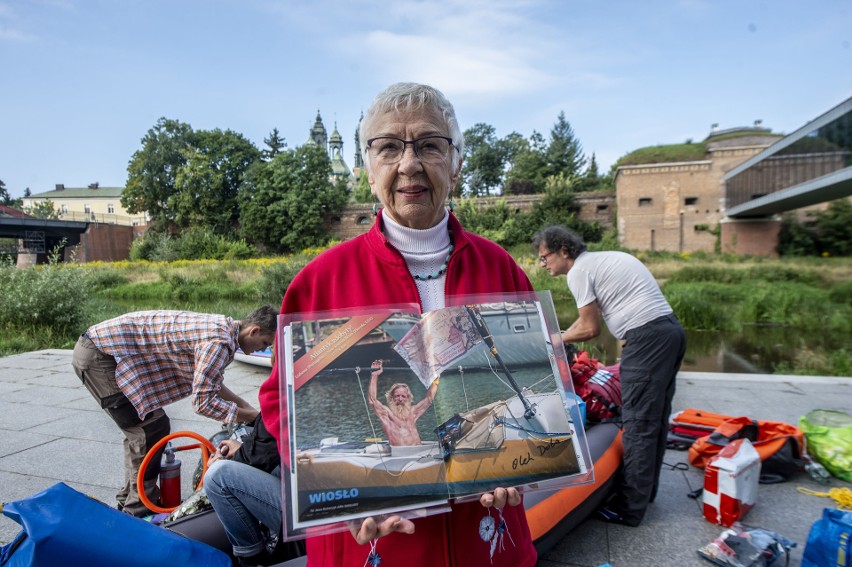 Kajakarze wypłynęli z Poznania. W ten sposób uczczą pamięć...