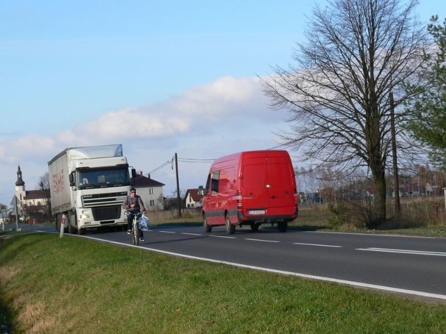 Ulica Mastalerza to główna droga dojazdowa do stacji przeładunkowej linii szerokotorowej LHS w sąsiednich Knapach, z której korzystają tiry.