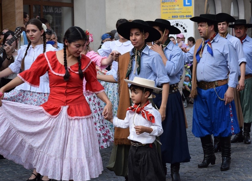 Gorlice. Festiwal Świat pod Kyczerą. Przez miejski deptak przeszedł barwny korowód artystów z różnych stron świata