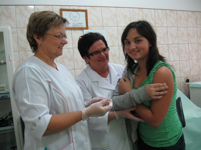 Pielęgniarki - Zofia Stadnik i Bożena Sprownik zaszczepiły ponad czterdzieści dziewcząt. Na zdjęciu jedna z nich - Martyna Cieślak.