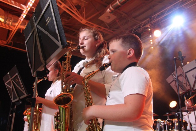 Najmłodszy muzyk orkiestry z Pokrzywnicy ma 8 lat, najstarszemu sporo zostało do czterdziestki.
