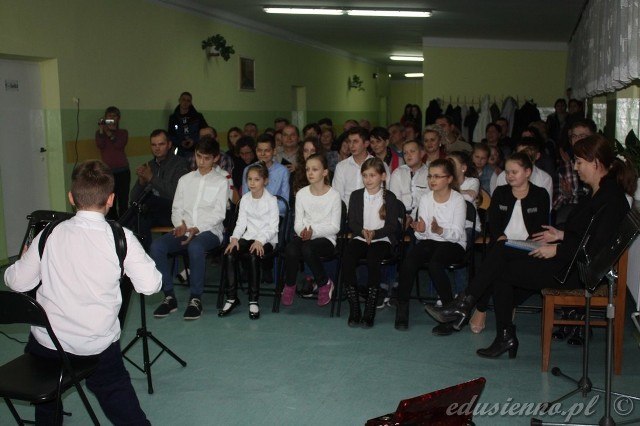 Mały Maraton Muzyczny w Szkole Muzycznej I stopnia w Siennie. Uczeń szkoły prezentuje przed publicznością swoje umiejętności gry na akordeonie.