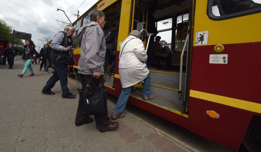 Dlaczego spóźniają się łódzkie tramwaje i autobusy? W październiku w sumie o 167 godzin, czyli... o tydzień!