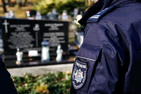 Opatowska policja informuje o zmianach w organizacji ruchu w rejonach cmentarzy w powiecie opatowskim.