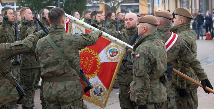 Tarnobrzeg. Terytorialsi  z Podkarpacia na Placu Bartosza Głowackiego złożyli ślubowanie. Było bardzo uroczyście. Zobacz zdjęcia