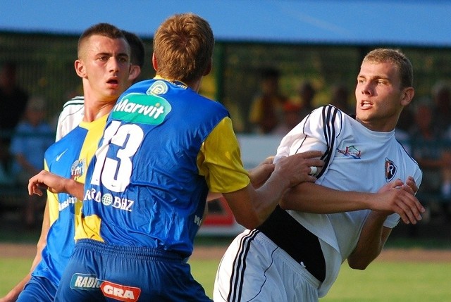 Mateusz Bodzioch  (z prawej) zdobył jedynego gola w meczu Ruch - Elana