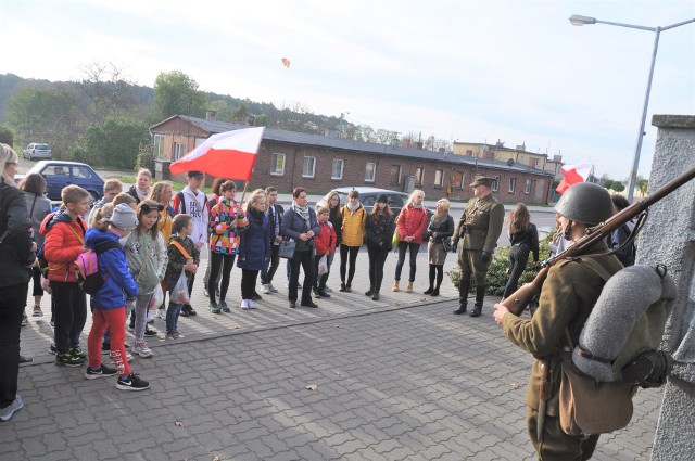 Na spacer szlakiem miejsc pamięci związanych z II wojną światową zaprosili mieszkańców gminy pracownicy Muzeum Ziemi Szubiń-skiej. Wyzwanie podjęło prawie 80 osób, w tym wiele młodzieży.  Na każdym  przystanku uczestnicy zapalali znicze i słuchali gawędy Kamili Czechowskiej, dyrektor muzeum, o historii tego miejsca.    Najpierw zatrzymali się pod tablicą  poświęconą pomordowanym nauczycielom, która wisi na murze SP  nr 1 w Szubinie.  Znicze zapłonęły m.in. także  pod pomnikami na pl. Kościelnym i pl. Wolności i przy  pomniku upamiętniającym istnienie obozu jenieckiego w Szubinie.  Grupa odwiedziła cmentarz, gdzie są mogiły polskich żołnierzy,  przeszła pod kościół pw. św. Andrzeja Boboli, gdzie rosną Dęby Pamięci. Zatrzymała się także na rynku, by obejrzeć wystawę plenerową  pt. „A więc wojna”.