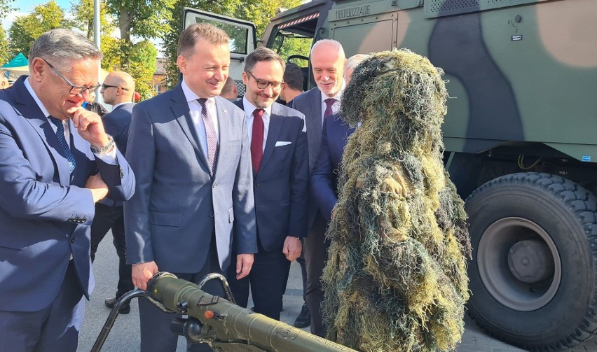 Mariusz Błaszczak w Kolnie. Szef MON uczestniczył w przysiędze żołnierzy i podpisał decyzję w sprawie Komponentu Obrony Pogranicza