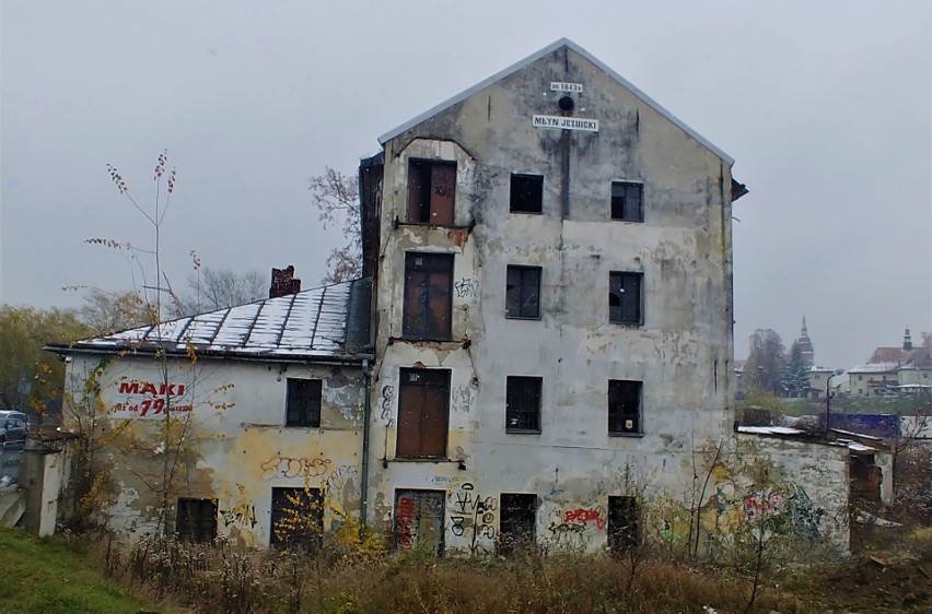 Mogła tu być "Brama Miasta", a jest coraz bardziej...