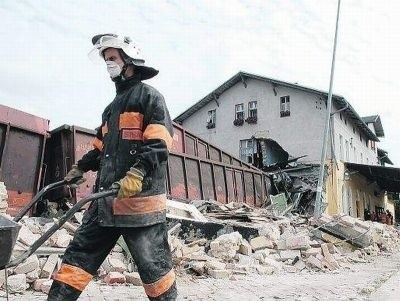 Widok wagonów wbitych w budynek jest makabryczny.