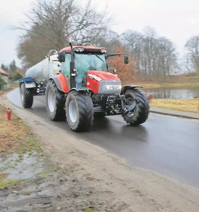 Tym ciągnikiem poferment wywożony był z biogazowni