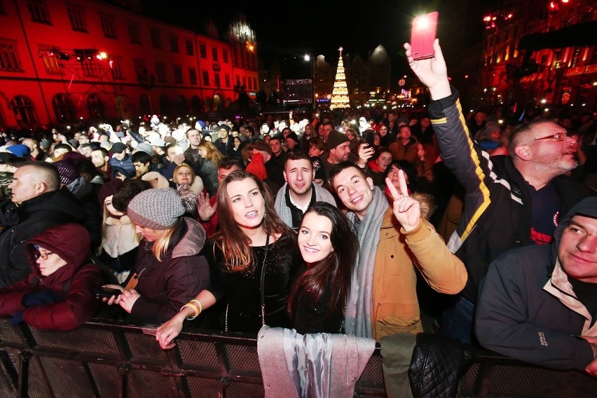 Sylwester 2017 na wrocławskim Rynku. Tak wrocławianie przywitali Nowy Rok [MNÓSTWO ZDJĘĆ]