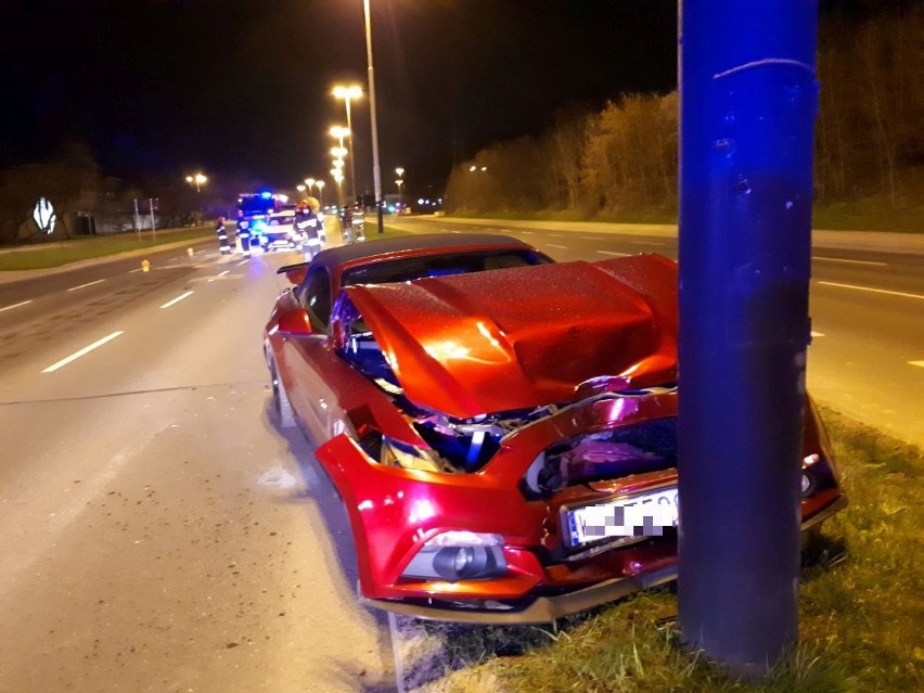 Uderzony przez mitsubishi  ford zjechał na pas rozdzielający...