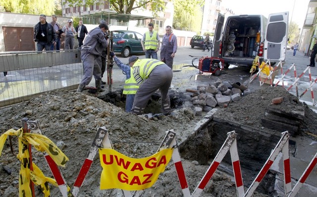 W wybuchu gazu do którego doszło przed blokiem doszło przed południem. Poszkodowane zostały dwie osoby. Dopływ gazu szybko został odcięty. 