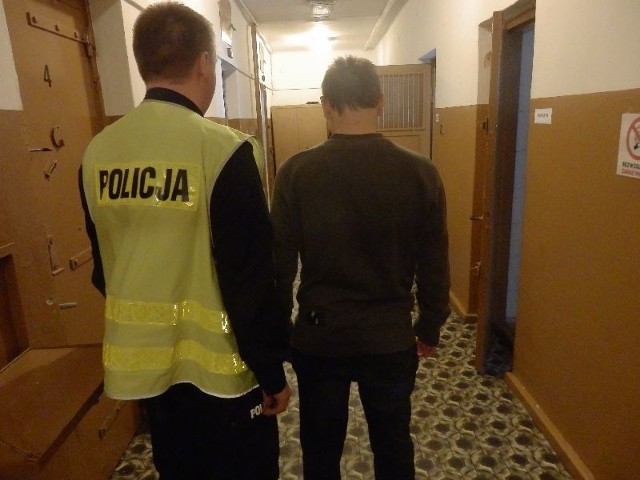 Policjant z jednym z mężczyzn podejrzanych o napaść na sklep w Skarżysku.