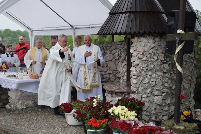 O. Marek Donaj święci róże we Włosani dla czcicieli św. Rity