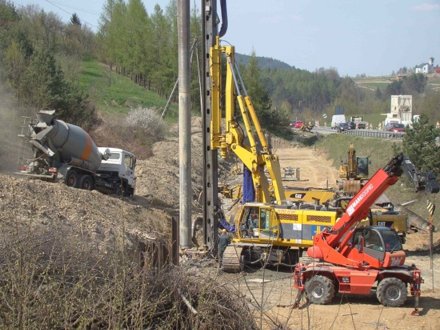 Przy stabilizacji osuwiska znajdującego się w gminie Mucharz przy drodze krajowej 28 trzeba wmontować w niestabilny teren około 500 żelbetonowych pali. Gdyby tego nie zrobiono to osuwisko może zepchnąć drogę wprost do Jeziora Mucharskiego, czyli zbiornika wodnego przed zaporą w Świnnej Porębie.