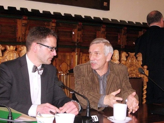 Krzysztof Haliżak ( z lewej) rozmawia z Mieczysławem Sabatowskim, szefem MZK