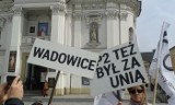 KOD śpiewał w Wadowicach: Jan Paweł II był za UE!