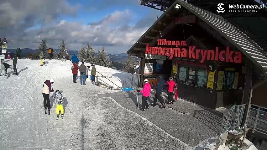 Krynica-Zdrój i Tylicz. Stoki narciarskie przeżywają oblężenie. Tak Małopolanie spędzają ferie, warunki są doskonałe i nie brakuje atrakcji 