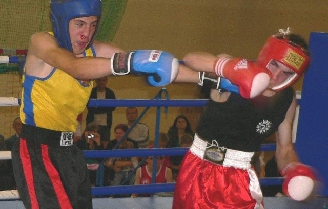 W najbardziej emocjonującej walce sobotniego meczu buski bokser Damian Nowak (z prawej) wygrał z Ryszardem Sulowskim z drużyny Lublina.