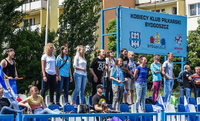 Kibice KKP mają powody do radości, bo bydgoskie piłkarki rozpoczęły I-ligowy sezon od wygranej w Olsztynie 2:0. Fot. Dariusz Bloch