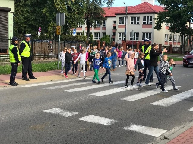 Pod okiem policjantów dzieci uczyły się w Przysusze prawidłowego przechodzenia przez jezdnię.