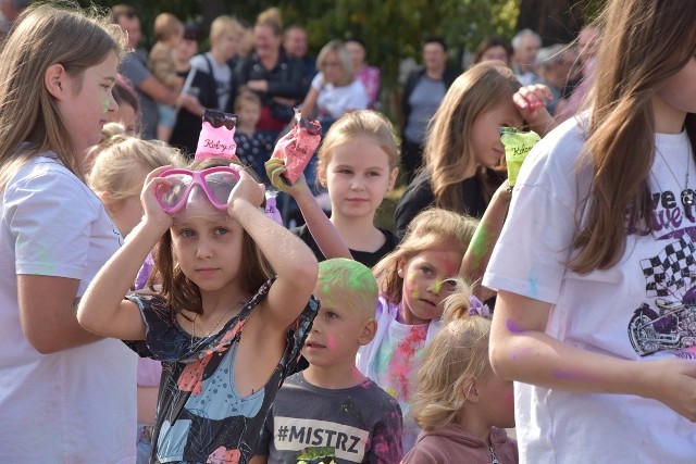 Święto Ziemniaka 2022 w Gnojnie odbyło się w niedzielę 4 września na boisku Szkoły Podstawowej. Wielką frajdę przyniósł festiwal kolorów - zabawa była niesamowita. Były też występy artystyczne, mnóstwo atrakcji dla dzieci, pokazy strażaków i karateków. Była też grochówka, grill i zakręcone ziemniaki na patyku. Na koniec odbyła się zabawa taneczna z zespołem Instrumental. Zabawa była znakomita, mamy dla Was kilkaset zdjęć. Zobaczcie drugą część galerii, gdzie mamy dużo zdjęć ze święta kolorów i pokazów. Święto Ziemniaka w Gnojnie 2022. Druga część galerii. Zobacz na kolejnych slajdach