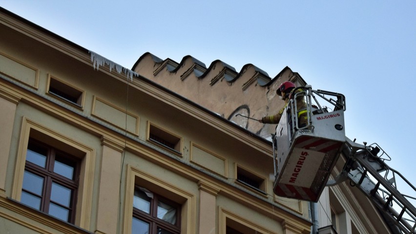 Akcja strażaków w centrum Wrocławia. Usuwano sople z budynku