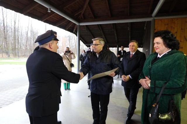 Jarosław Wieczorek wręczył promesy na kupno nowych wozów dla jednostek OSP. Zobacz kolejne zdjęcia. Przesuwaj zdjęcia w prawo - naciśnij strzałkę lub przycisk NASTĘPNE