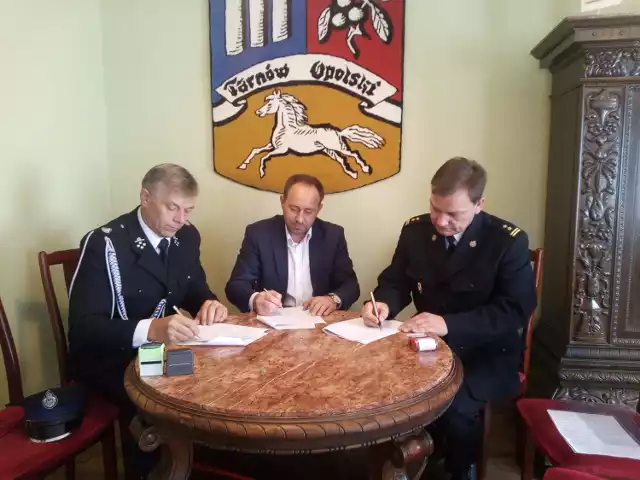 Umowę podpisali od prawej: Paweł Kielar, komendant miejski PSP w Opolu, wójt Tarnowa Opolskiego Krzysztof Mutz oraz Teodor Okos, prezes OSP Przywory.