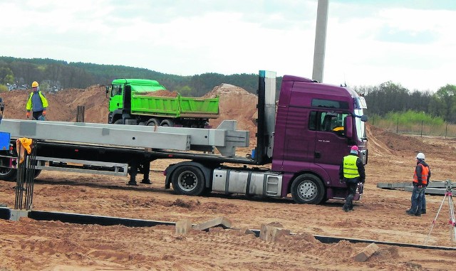 Park Przemysłowo-Technologiczny w Nowym Kisielinie rozrasta się. W środę, 19 kwietnia, wmurowany został kamień węgielny pod budowę hali Brinkmann Manufaktur. Zobacz, jakie jeszcze firmy tutaj zainwestowały. Niemiecka firma Brinnkmann Manufaktur właśnie rozpoczęła budowę zakładu produkującego łóżka, materace, poduszki oraz pościel i pokrowce na materace. Pracę znajdzie tutaj nawet 150 osób.Zobacz też: Budowa mostu w Cigacicach na S3