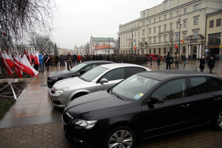 Samochody na placu Litewskim w Lublinie. Wśród nich auto, którym na uroczystości przyjechał wojewoda
