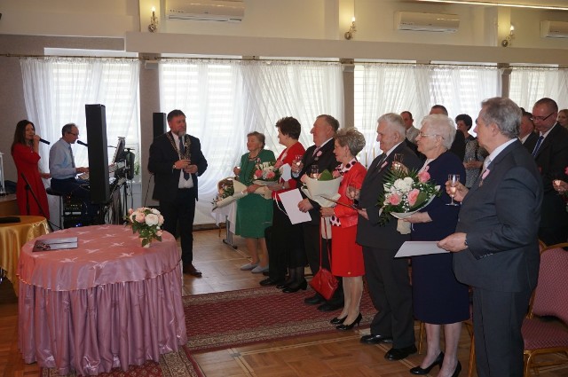 Cztery pary z gminy Kowalewo Pomorskie otrzymały nadane przez prezydenta RP Medale za Długoletnie Pożycie Małżeńskie.