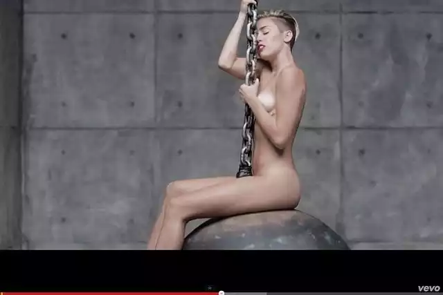 Miley Cyrus w teledysku do piosenki "Wrecking Ball" (fot. screen YouTube)