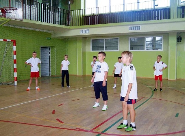 Większość chłopców trenuje piłkę nożną w ełckim klubie Rona 03. Każdy z nich w przyszłości chciałby grać jak Ronaldo czy Lionel Messi.