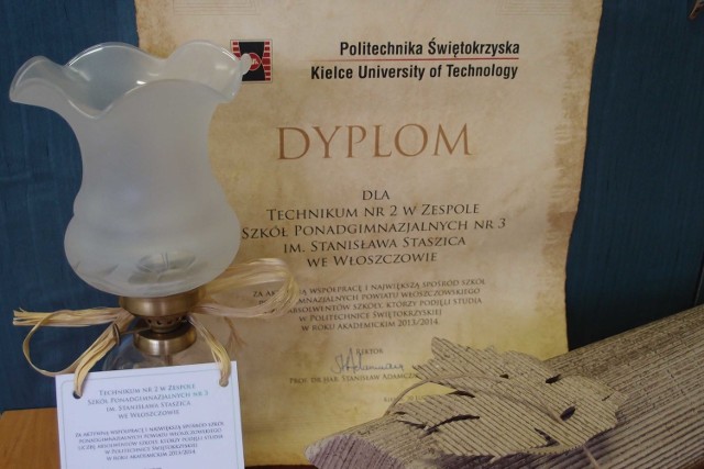  Włoszczowski &#8222;Staszic&#8221; otrzymał dyplom i symboliczną lampę od rektora Politechniki Świętokrzyskiej w Kielcach.