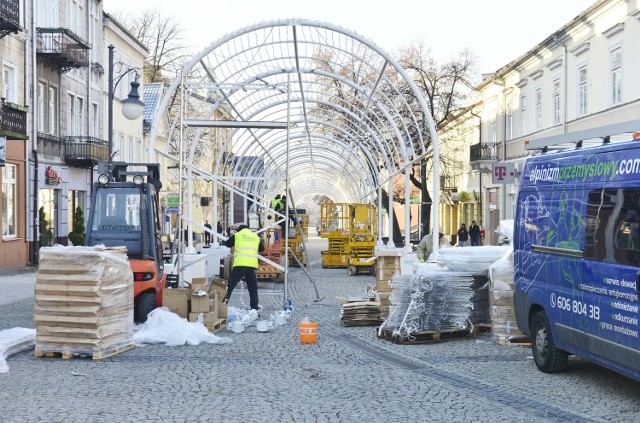 W poniedziałek na ulicy Żeromskiego w Radomiu stał już szkielet tunelu. Montowane były diody i świecące gwiazdy. Dziś tunel świetlny ma być uruchomiony po raz pierwszy.