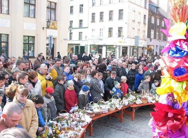 Sobota wielkanocna święcenieSobota wielkanocna - święcenie pokarmów - na Rynku Nowomiejskim prze biskupa A. Suskiego