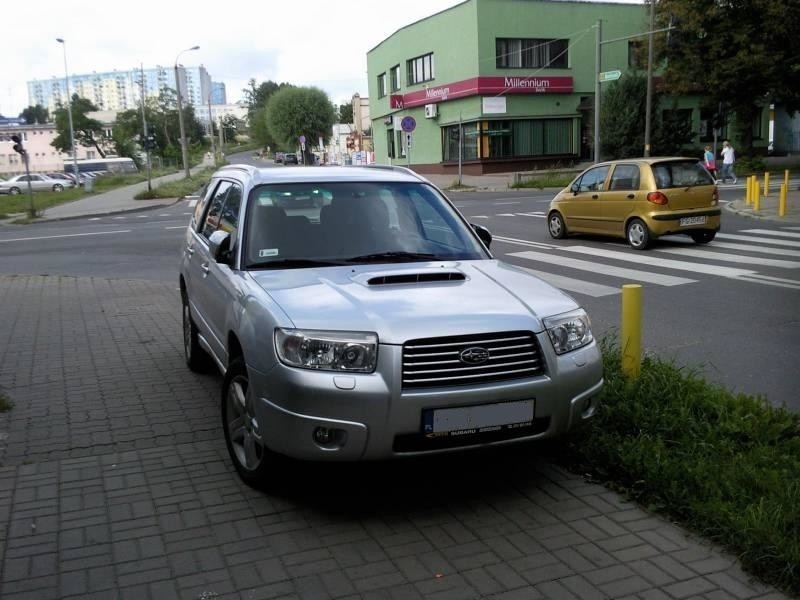 Autodrań w Gorzowie zaparkował przy przejściu dla pieszych