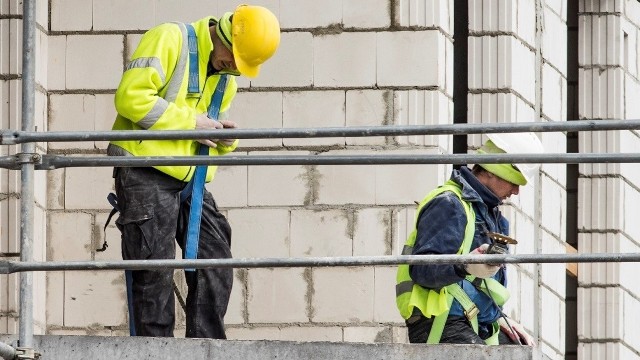 Pandemia spowodowała, że firmy szukają oszczędności. Cierpią na tym m.in. pracownicy