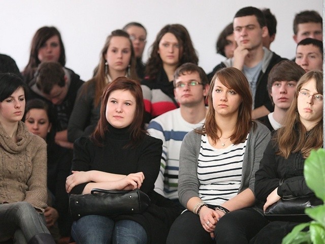 Uczniowie Liceum Ogólnoksztalcącego w Ustce na sesji Rady Powiatu Slupskiego  w sprawie polączenia Liceum Ogólnoksztalcącego  i Zespolu Szkól Technicznych w Ustce.