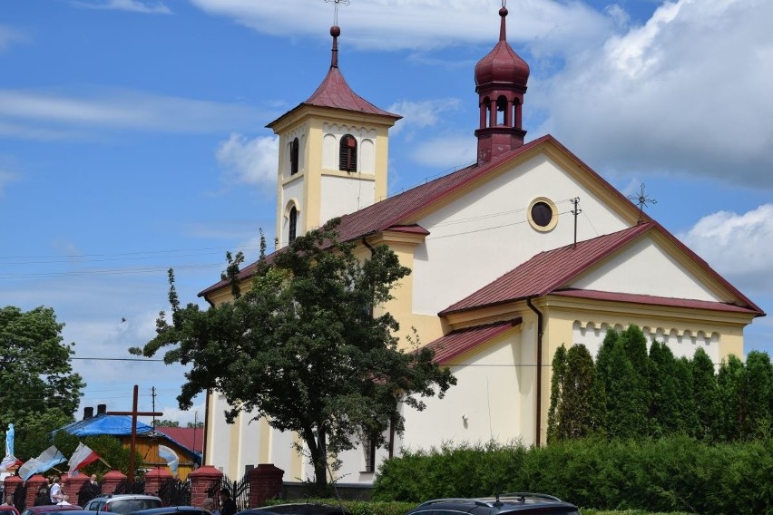 Msza pożegnalna proboszcza parafii w Tarnawie. Zobacz zdjęcia i wideo