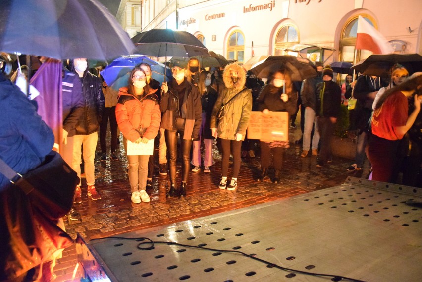 Protest w Bielsku-Białej. Deszcz nie przestraszył ludzi....
