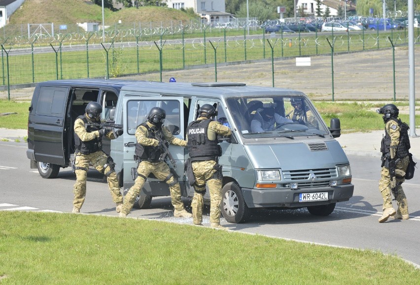 Cała akcja na lotnisku w Radomiu wyglądała bardzo...