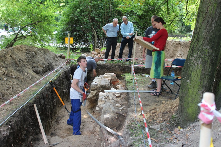 Chrzanów. Archeolodzy blisko przełomowego odkrycia, odkopano mur. To fragment dawnego zamku? 