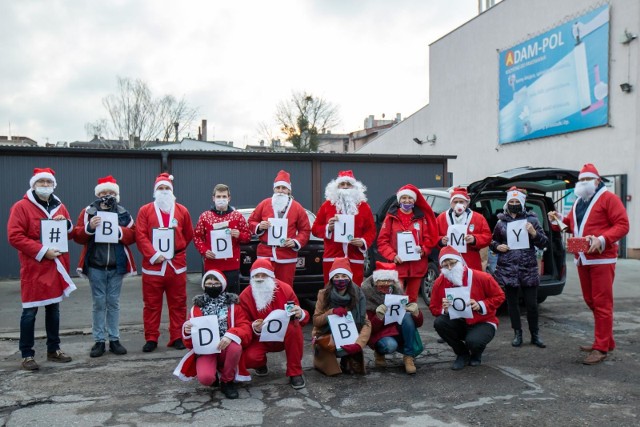 Ośmiu Mikołajów wraz z pomocnikami wyruszyło w niedzielę (6 grudnia) z prezentami do potrzebujących, a wszystko w ramach akcji "Pomóżmy Świętemu Mikołajowi", którą zorganizowało Stowarzyszenie Dzięki Wam w Bydgoszczy.