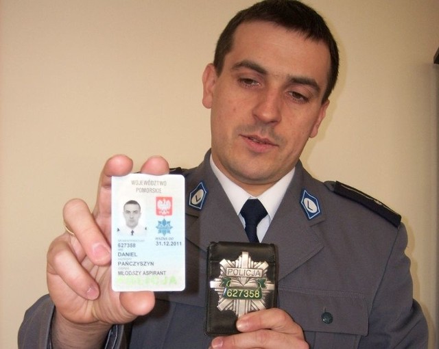 Dopiero co przyjechały - mł. asp. Daniel Pańczyszyn z nową legitymacją policyjną.