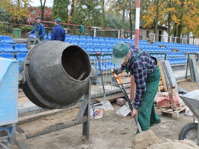 Na unisławskim stadionie montowane są właśnie plastikowe krzesełka na trybunach